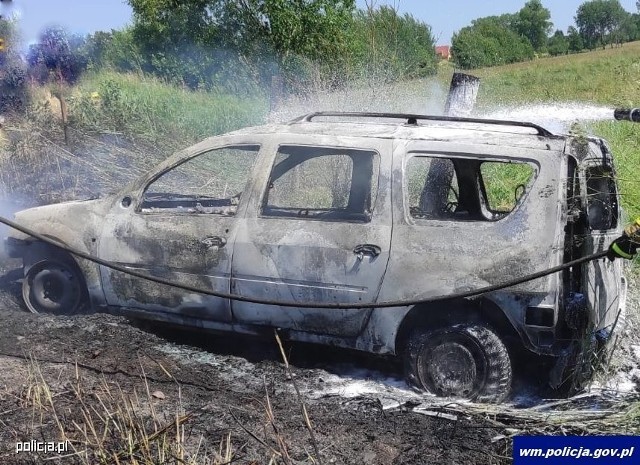 Piscy policjanci otrzymali zgłoszenie o płonącym samochodzie. Kierujący uciekł, po tym jak udało się wydostać z auta. Istniało podejrzenie, że jest nietrzeźwy. Funkcjonariusze bardzo szybko ustalili, że samochodem, który się spalił, kierował 63-letni mieszkaniec gminy Orzysz. Miał blisko 2,5 promila alkoholu w organizmie, a auto wcześniej pożyczył, by szukać schorowanej żony, która wyszła z domu. Istniało realne zagrożenie dla jej życia i zdrowia z uwagi na bardzo wysoką temperaturę powietrza. Kobietę całą i zdrową odnaleźli policjanci, a 63-latek trafił do policyjnej celi.Fot. Policja