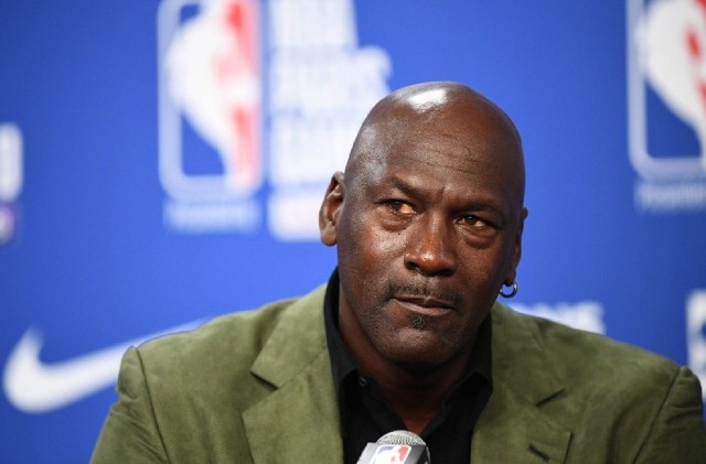 Michael Jordan, jeden z najbardziej utytułowanych koszykarzy w historii tego sportu, ma już 60 lat. W ciągu swojej kariery zdołał dokonać wielu niezwykłych wyczynów >>>