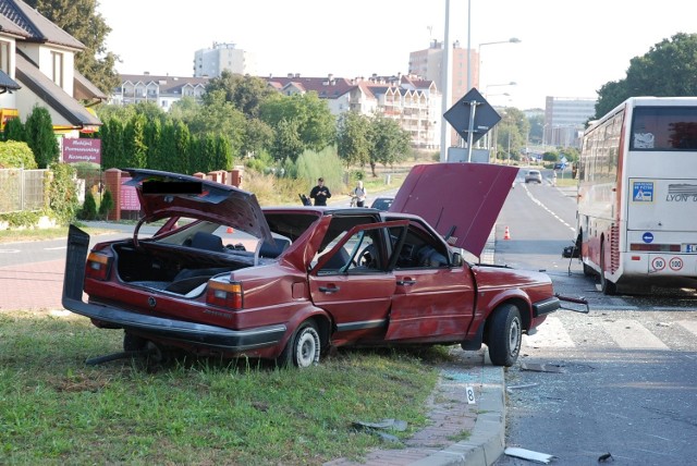 Śmiertelny wypadek w Świdniku: Zderzenie samochodu osobowego z autobusem