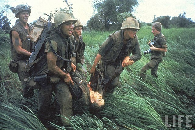 Marines dźwigają swojego zabitego kolegę