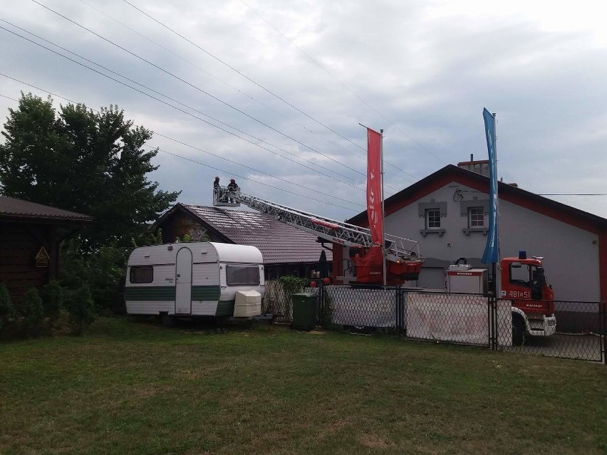 Pali się przybudówka sklepu w Jaworznie. Na miejscu jest 7 zastępów strażaków