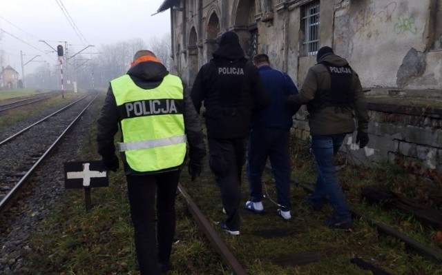 24-letni Dariusz z Orzesza żył, gdy podrzucono go na tory - takie są wstępne ustalenia prokuratury ws. tragedii na torach w Mikołowie