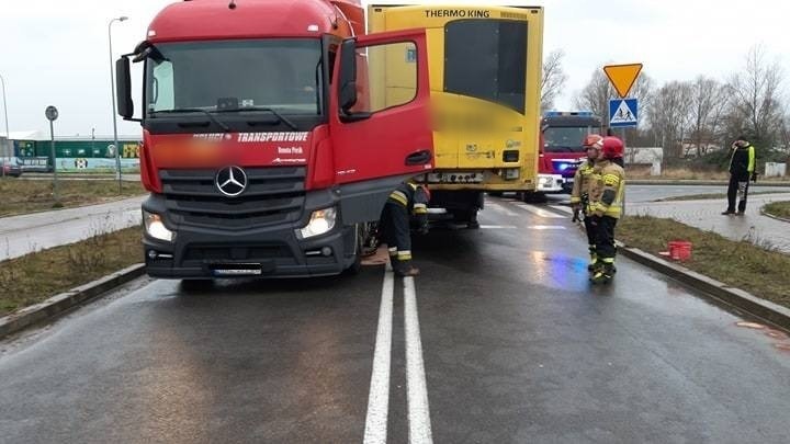 Samochodowi ciężarowemu odczepiła się naczepa. Uszkodziła zbiornik paliwa