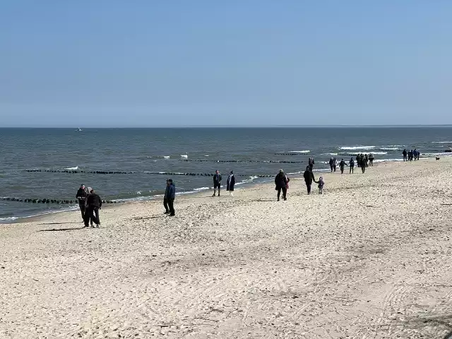 Piękna i słoneczna pogoda zachęca do spacerów. W Poniedziałek Wielkanocny wiele osób zdecydowało się na spacer po plaży w Sarbinowie.
