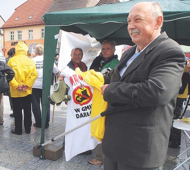 Wójt Kupracz musiał mierzyć się z protestami w sprawie planów budowy elektrowni atomowej w gminie Darłowo.