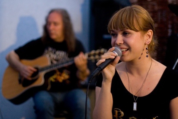 Urszula Fryzka i Jerzy Styczyński (z gitarą)