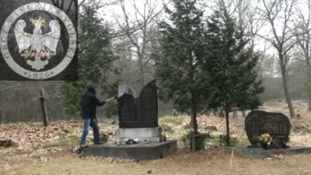 Moment niszczenia pomnika UPA w Mołodyczu. Kadr z filmu zamieszczonego na portalu Novorossia.today.