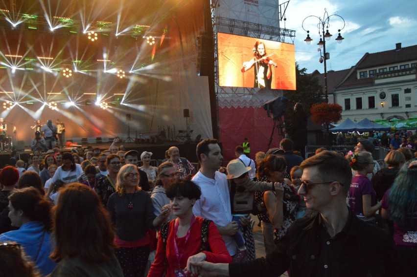 Myślenice. Publiczność wstała w krzeseł. Tak tańczono na Rynku!