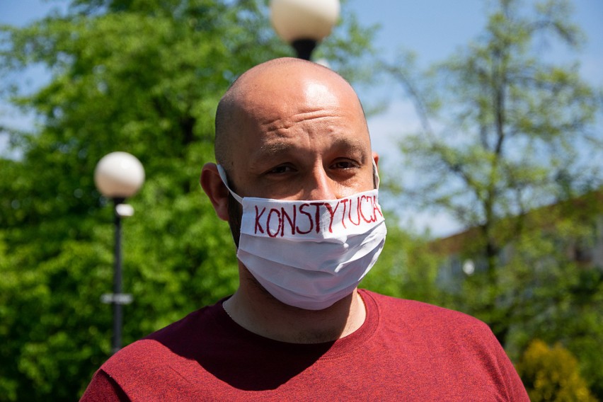 Protest w Tarnobrzegu. Wrzucili głosy "przeciwko państwu PiS" do taczki [ZDJĘCIA]