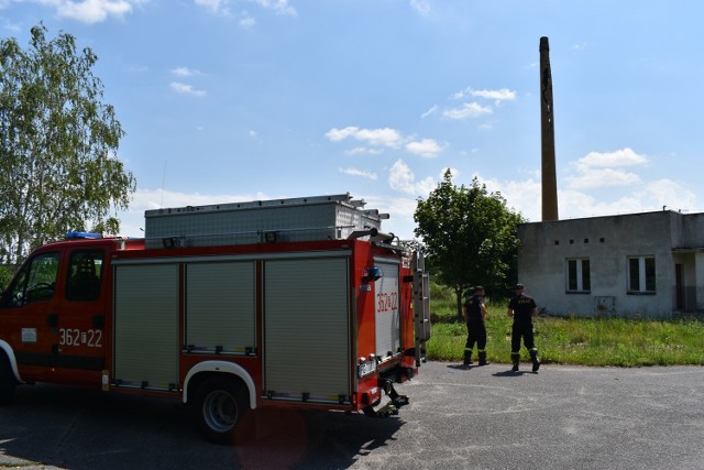Teren wokół komina w Wałowicach został zabezpieczony. Wydana została decyzja o rozbiórce. Czekamy na właściciela.