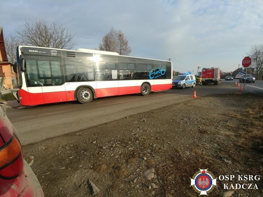 Kadcza. Samochód osobowy zderzył się czołowo z autobusem MPK [ZDJĘCIA]