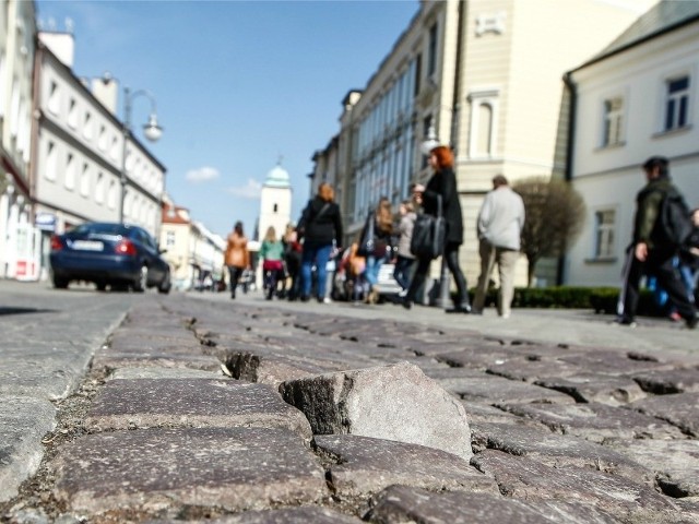 Po remoncie rozpadającą się kostkę mają zastąpić granitowe płyty.