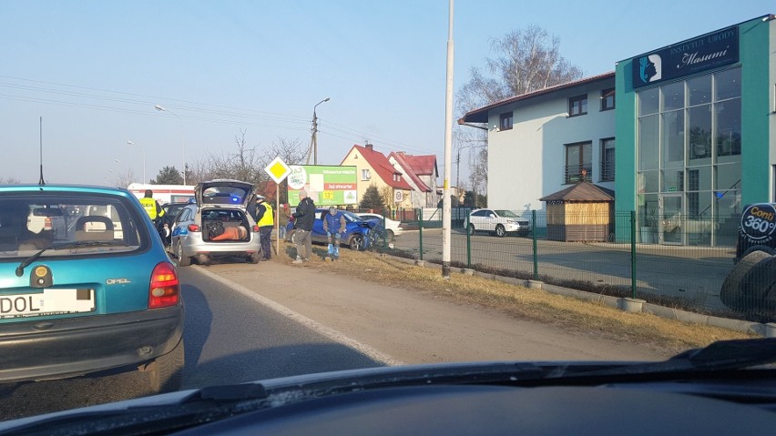 Wypadek na DK8 w Oleśnicy. Tworzą się korki [ZDJĘCIA]