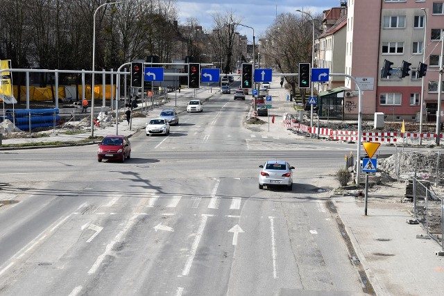Centrum przesiadkowe Opole Wschodnie. Skrzyżowanie ulicy Oleskiej z Batalionów Chłopskich i Bohaterów Monte Cassino ma być zamykane z powodu demontażu rur ciepłowniczych pod wiaduktem kolejowym.