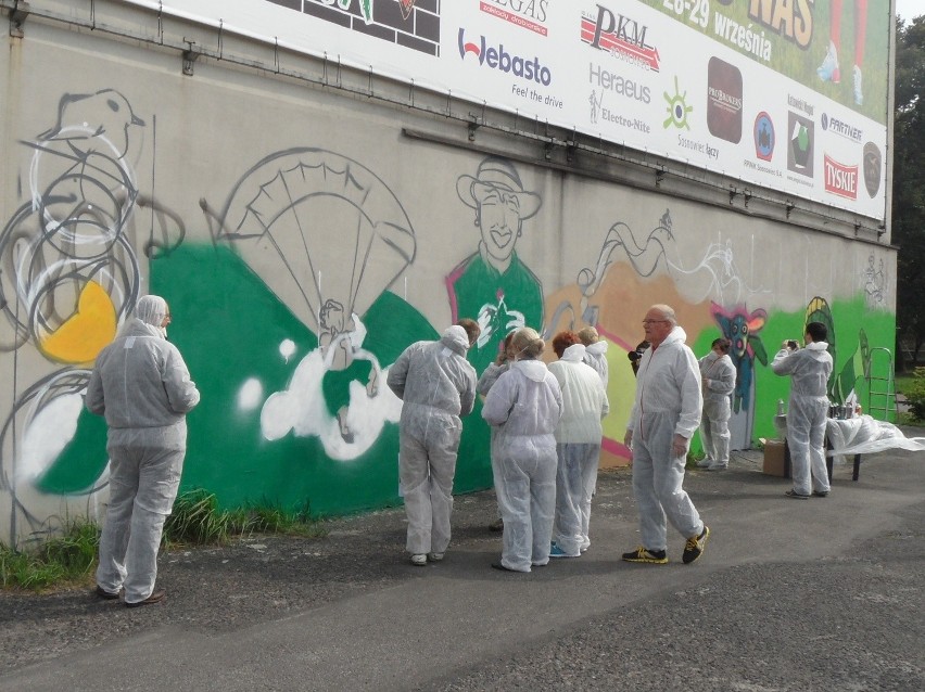 Sosnowiec: Seniorzy malowali graffiti na ścianie kamienicy [ZDJĘCIA]