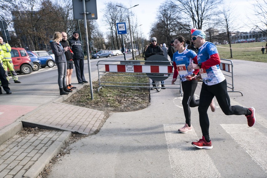 Kraków. Wyjątkowy Bieg Walentynkowy po trasie w kształcie serca. Tłumy biegaczy na Błoniach