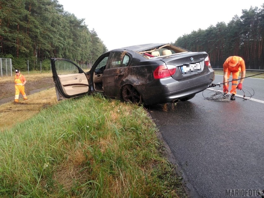 Wypadek na autostradzie A4. BMW wpadło w poślizg i dachowało na A4