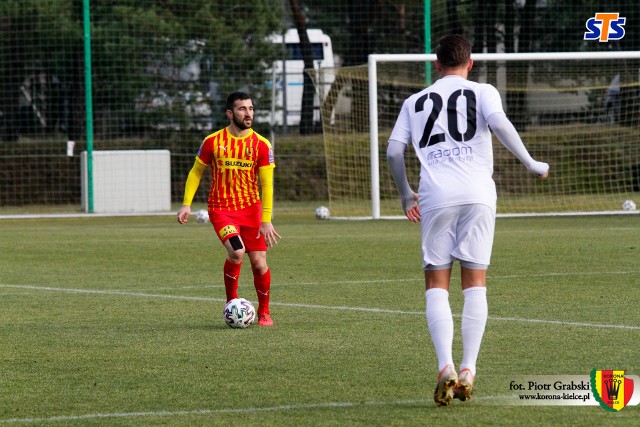 Piłkarze Korony Kielce przegrali ostatni sparing przed inauguracją rundy wiosennej w ekstraklasie. Na boisku przy ulicy Kusocińskiego ulegli Radomiakowi Radom 3:5. Korona Kielce - Radomiak Radom 3:5 (1:1)Bramki: Marcin Cebula 4, Bojan Cecarić 58, Ognjen Gnjatić 84 - Dawid Abramowicz 18, Damian Nowak 70, 82, 86, Merveille Fundambu 77.Korona: Osobiński (46. Sokół) - Spychała (64. Szymusik), Kovacević, Tzimopoulos (64. Gnjatić), Lisowski (64. Prętnik) - Cebula (64. Gill), Radin (64. Zalazar), zawodnik testowany, Lioi (46. Theobalds)  - Pućko, Cecarić.Radomiak: Kryczka - Banasiak (60 Jakubik), Cichocki, Pietrzyk (60 Świdzikowski), Abramowicz - Leandro (70 Sokół), Karwot (70 Fundambu), Kaput, Makowski, Mikita (70 Nowakowski) - Górski (60 Nowak).Żółte kartki: Radin, Pucko, Theobalds - Karwot, Kaput.W 4. minucie kielczanie objęli prowadzenie. Autorem bramki był Marcin Cebula, który przejął piłkę po błędzie jednego z obrońców Radomiaka, przebiegł z nią kilka metrów i silnym strzałem pokonał Mateusza Kryczkę. Radomiak odpowiedział w 18 minucie - gola strzelił Dawid Abramowicz. W 58. minucie wypożyczony z Cracovii Bojan Cecarić po świetnym dośrodkowaniu Mateja Pućki strzałem głową posłał futbolówkę do siatki. Kilkadziesiąt sekund później żółto-czerwoni mogli znów podwyższyć wynik, jednak najpierw uderzenie Cebuli wybronił Kryczka, a z kolei dobitka Pucki okazała się niecelna.W końcówce Ognjen Gnjatić zdobył trzecia bramkę dla Korony, ale Radomiak w tej części gry był skuteczniejszy - trafił cztery razy i wygrał sparing 5:3. (dor)