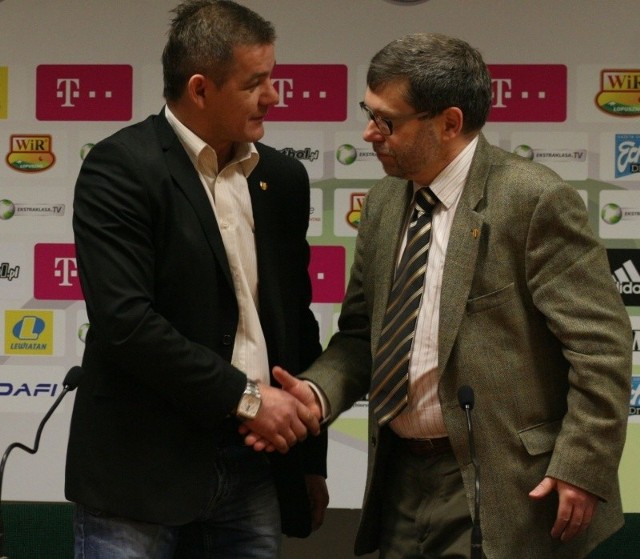 Andrzej Kobylański (z lewej) i prezes Korony Tomasz Chojnowski podczas piątkowej oficjalnej konferencji, na której przedstawiony został nowy dyrektor klubu.