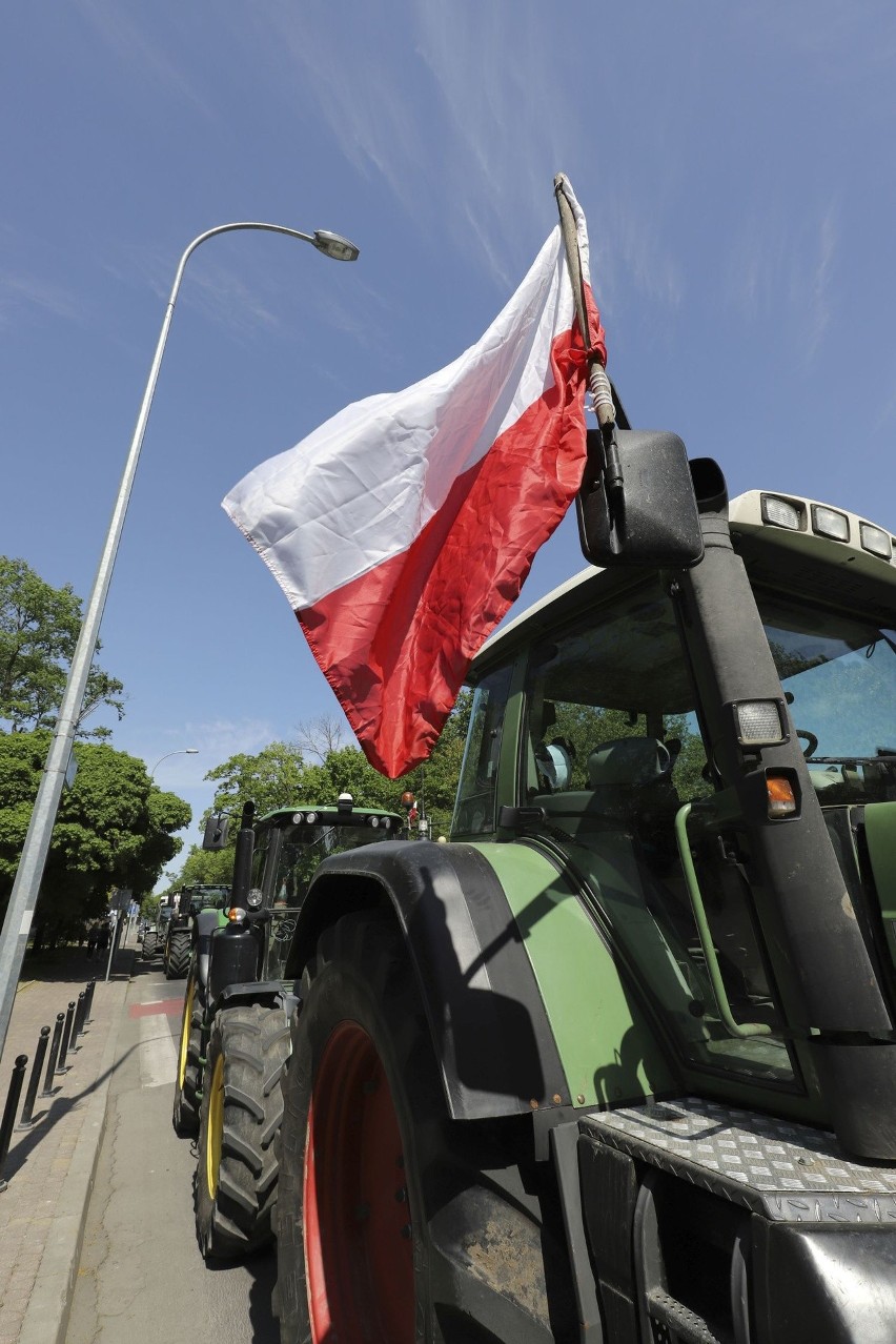 Białystok. Protest podlaskich rolników. Nowe znaki uniemożliwiły dojazd (zdjęcia,wideo)