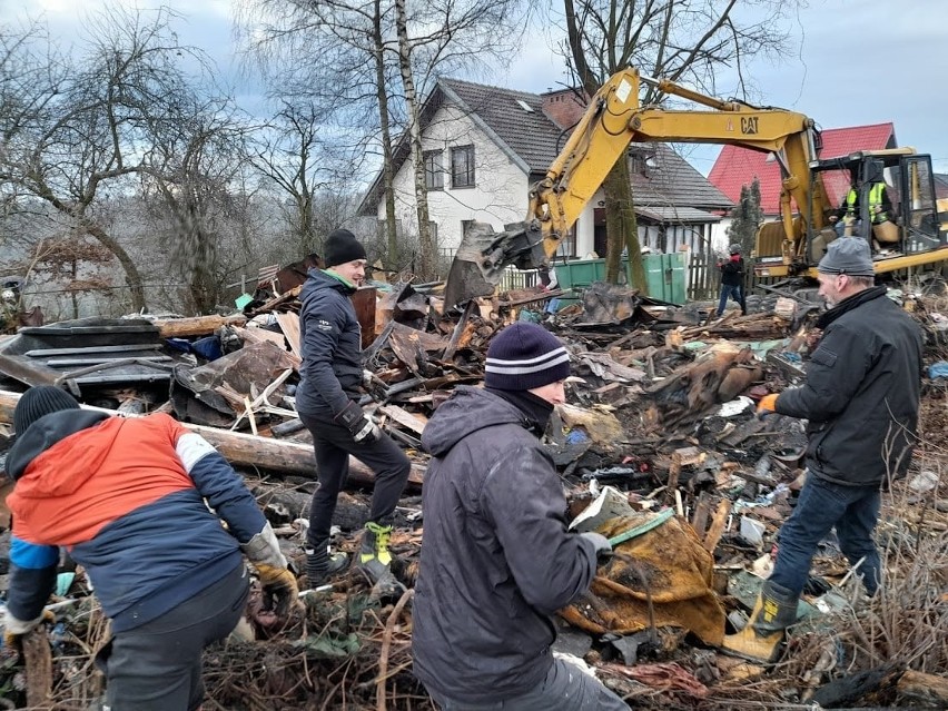 Mieszkańcy Olszowic uporządkowali całe pogorzelisko po...