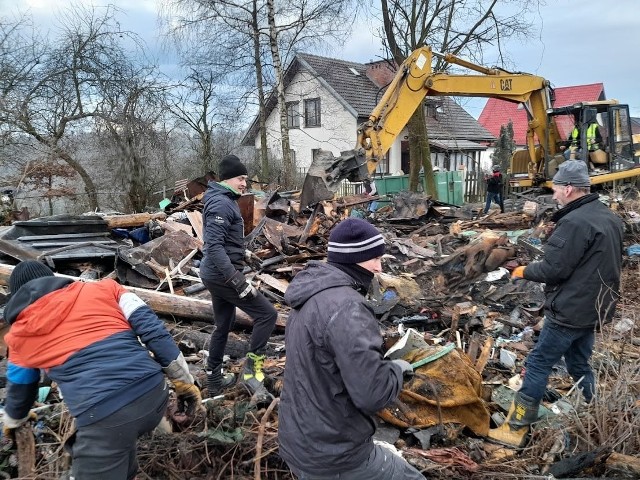 Mieszkańcy Olszowic uporządkowali całe pogorzelisko po pożarze domu pani Teresy i pana Zbigniewa. Ludzie obiecali rychła odbudowę tego domu