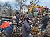 Mieszkańcy Olszowic odbudowują dom dla pogorzelców pani Teresy i pana Zbyszka