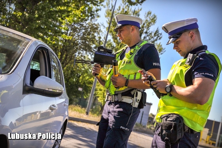 Policjanci sprawdzają przede wszystkim prędkość pojazdów i...