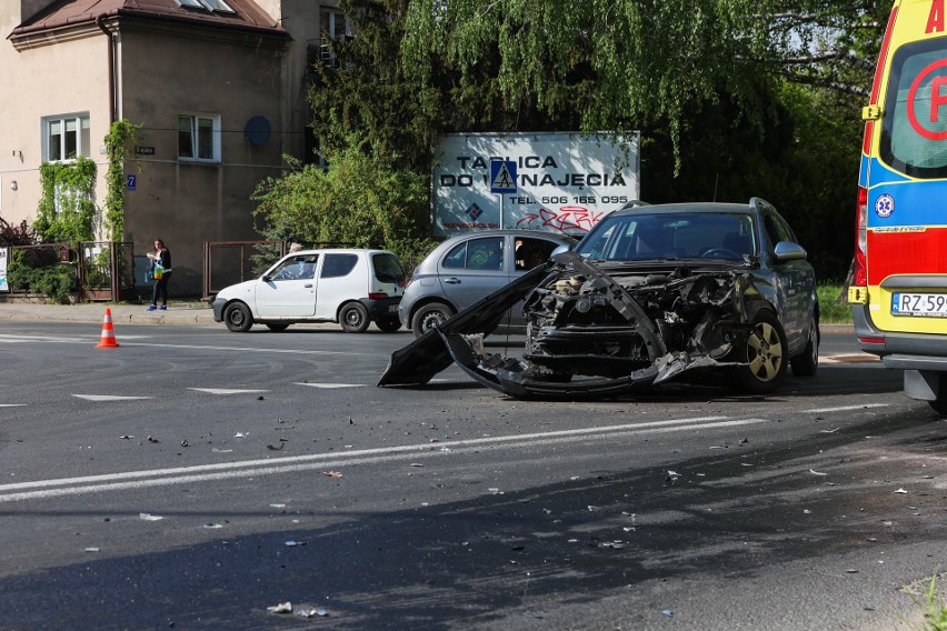 Karambol z udziałem trzech samochodów na skrzyżowaniu w Rzeszowie! Utrudnienia na drodze [ZDJĘCIA]