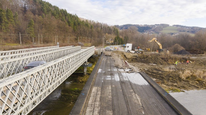 Nowy Sącz. Twa wyburzanie starego mostu na rzece Kamienicy przy ul. Kamiennej. Zobacz zdjęcia z drona