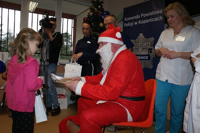 Mali pacjenci oddziału dziecięcego kozienickiego szpitala otrzymali wiele prezentów od Mikołaja.
