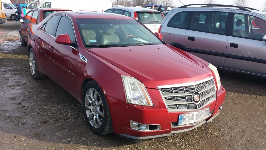 Ciekawostką jest amerykański cadillac CTS z 2008 roku. Auto...