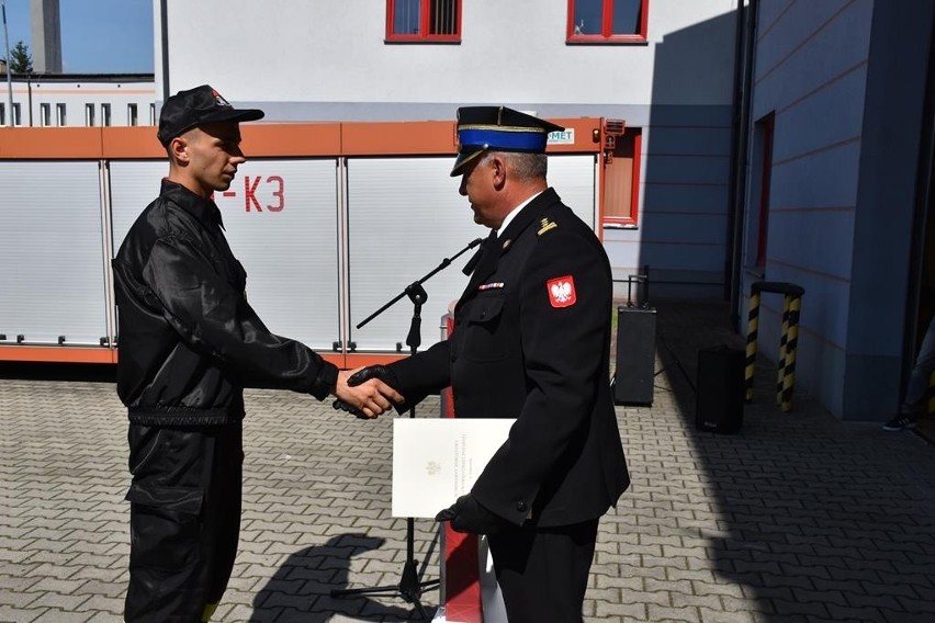 Państwowa Straż Pożarna w Staszowie zyskała dwóch nowych strażaków. Złożyli uroczyste ślubowanie 