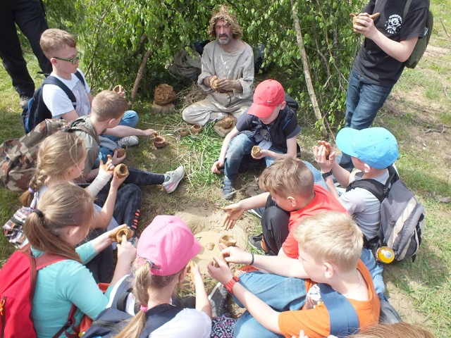 Dzieciom bardzo podobało się sie lepienie naczyń z gliny, które prowadził Grzegorz Borys ze Skarżyska-Kamiennej