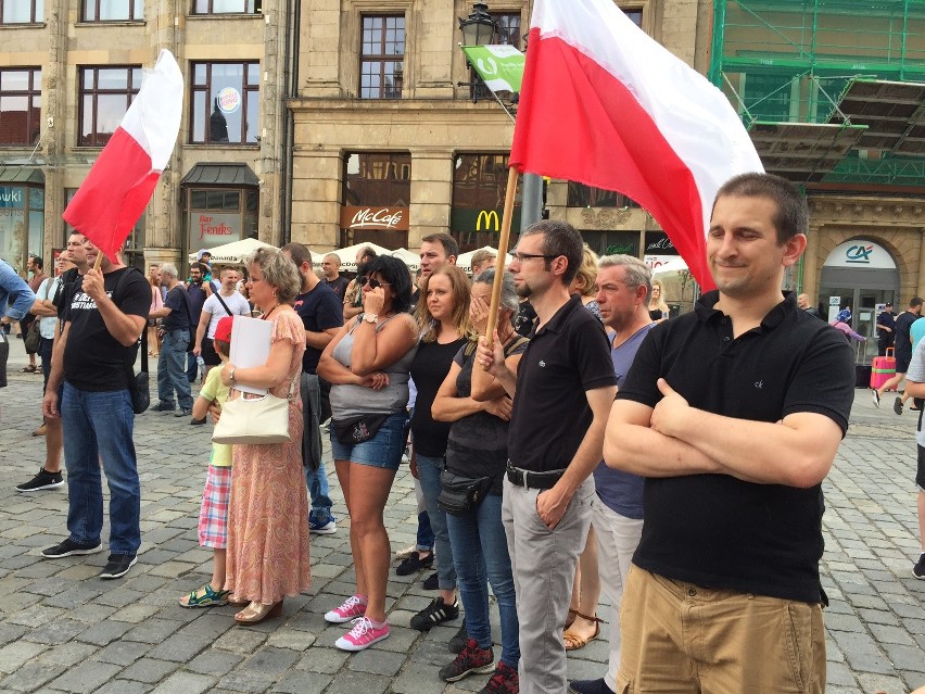 Protesty we Wrocławiu: "Wczoraj nazizm, dziś islamizacja" oraz "Wrocław wita uchodźców" [ZDJĘCIA]