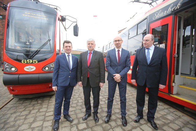 Spółka Tramwaje Śląskie podpisała dziś, 8 marca, umowę z  firmą Modertrans Poznań na  dostawę 10 nowych, jednoczłonowych tramwajów