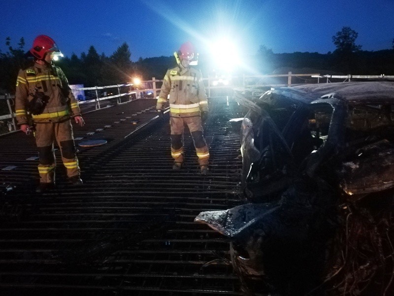Śmiertelny wypadek na DW 504. Kierowca BMW spłonął w aucie (zdjęcia)
