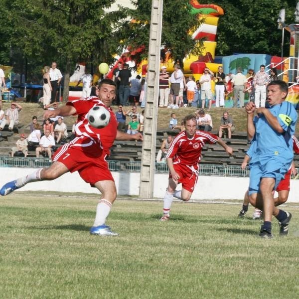 Andrzej Gadżała (z lewej) niegdyś strzelał bramki dla Włókniarza Kietrz, Odry Opole i Varty Namysłów. Podczas turnieju w Byczynie należał do najskuteczniejszych zawodników Skauta Odry Opole.