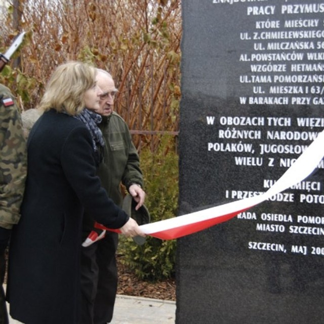 Pomnik na PomorzanachNa Pomorzanach odslonieto pomnik upamietniający przymusowych robotników z obozów pracy, które istnialy tu podczas drugiej wojny światowej.