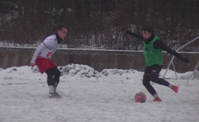 Piłkarze Gryfa Słupsk (IV liga - na zdjęciu z lewej Marcjan Majcher) i KS Gryfa Słupsk (klasa okręgowa), musieli grać na zaśnieżonej płycie