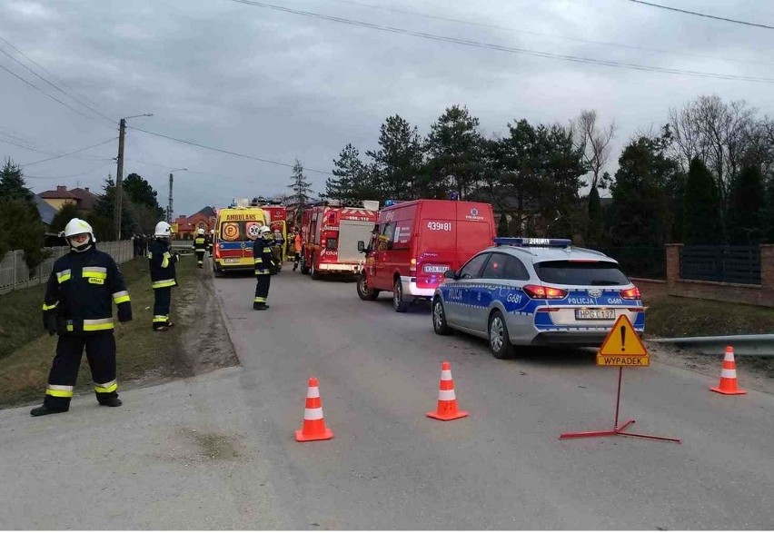 Nieczajna k. Dąbrowy Tarnowskiej. Wypadek quada. Pojazd uderzył w betonowy przepust i zaparkowany na nim samochód [ZDJĘCIA]