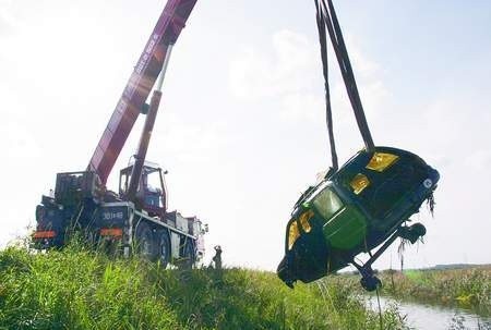 Fot. Adam Warżawa: Samochód wyłowiono z kanału we wsi Krępiec.