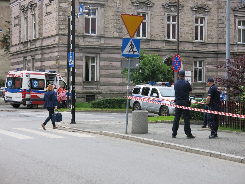 Ewakuacja sądu w Jeleniej Górze. Zamknięto ulicę (ZDJĘCIA)