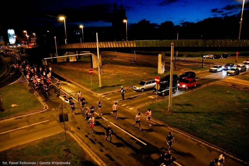 Nocny półmaraton sparaliżował miasto. Korki i zablokowane tramwaje (ZDJĘCIA)