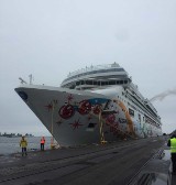 Wycieczkowce 2019 w Gdyni. Norwegian Pearl - kolorowy i ekskluzywny statek ze spa, kortami do tenisa i kręgielnią [wideo, zdjęcia]