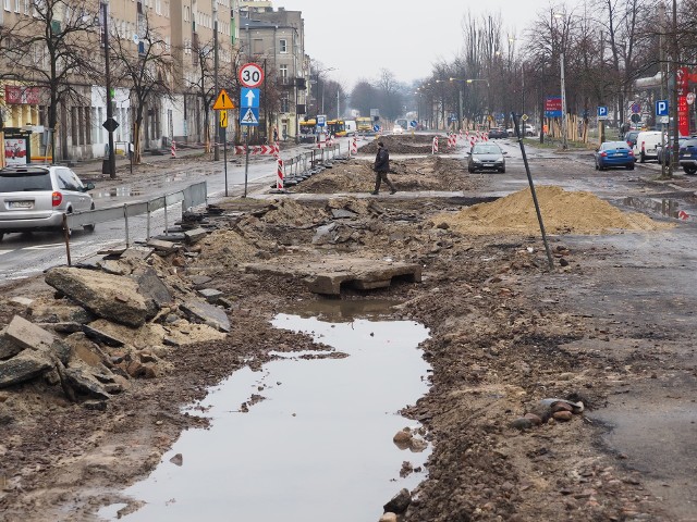 Na Wojska Polskiego zdemontowano stare torowisko