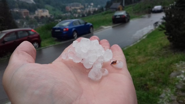 Gradobicie w Krynicy-Zdroju. IMGW ostrzega przed silnymi burzami w Małopolsce. Burze w Małopolsce [02.06.2018]