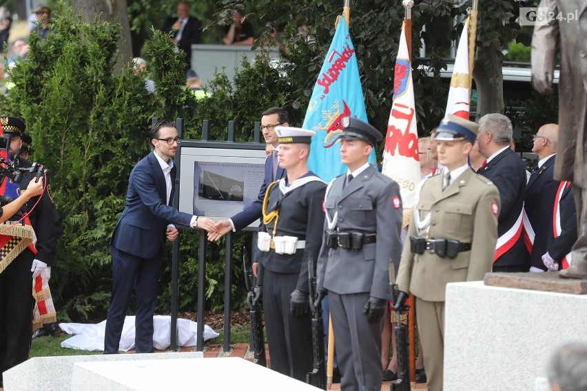 Pomnik Lecha Kaczyńskiego w Szczecinie odsłonięty z pompą. Prezydent w dynamicznej pozie, zamyślony nad Polską  [ZDJĘCIA]