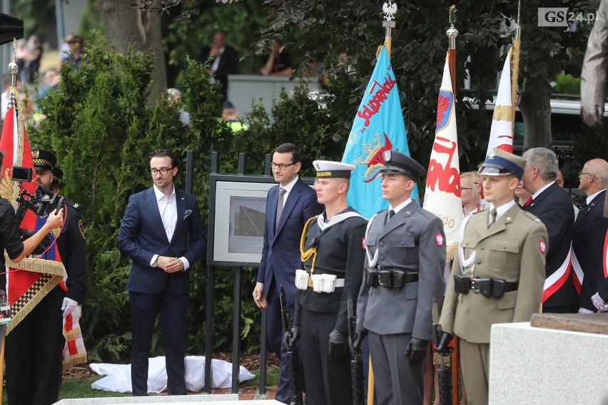 Pomnik Lecha Kaczyńskiego w Szczecinie odsłonięty z pompą. Prezydent w dynamicznej pozie, zamyślony nad Polską  [ZDJĘCIA]