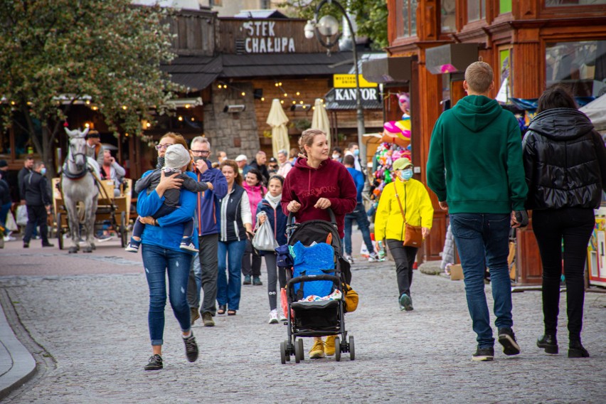 Zakopane w czerwonej strefie. Nawet na Krupówkach trzeba nosić maseczki. Nie wszyscy o tym pamiętali 